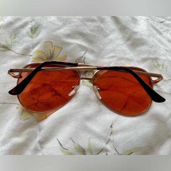 Salmon-tinted sunglasses - Picture 3 of 3